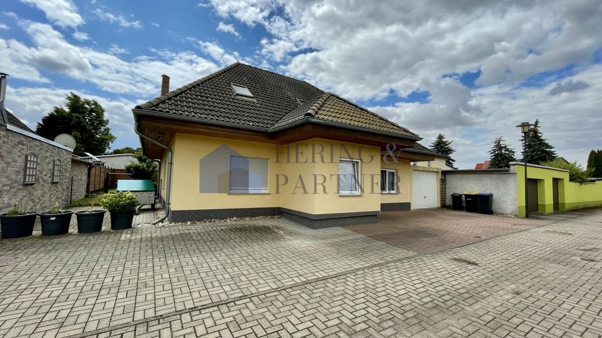 Winkelbungalow mit Garage in ruhiger Lage südlich von Bernburg!, 06406 Bernburg, Einfamilienhaus